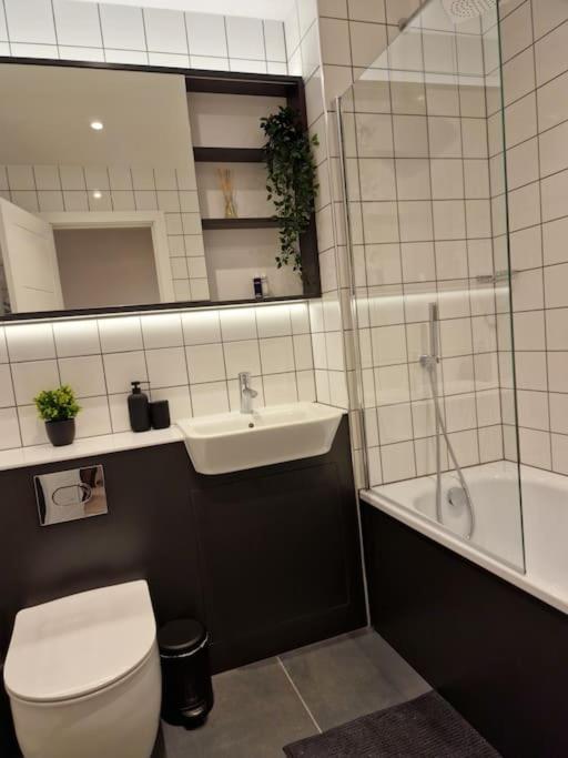 Modern-New Build Apartment In เบอร์มิงแฮม ภายนอก รูปภาพ