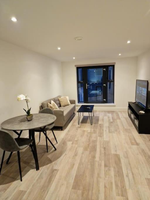 Modern-New Build Apartment In เบอร์มิงแฮม ภายนอก รูปภาพ