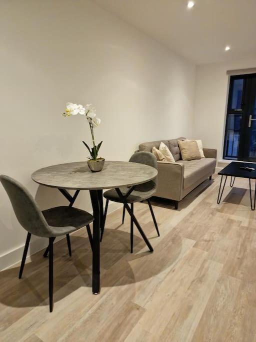Modern-New Build Apartment In เบอร์มิงแฮม ภายนอก รูปภาพ