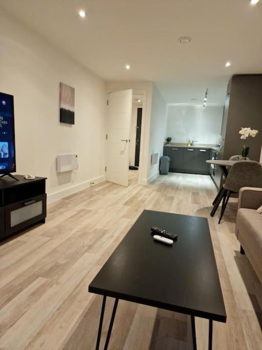 Modern-New Build Apartment In เบอร์มิงแฮม ภายนอก รูปภาพ